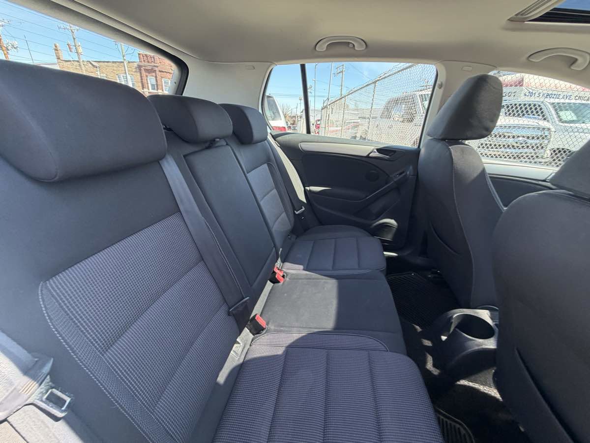 Used 2010 Volkswagen Golf 4-Door image 27