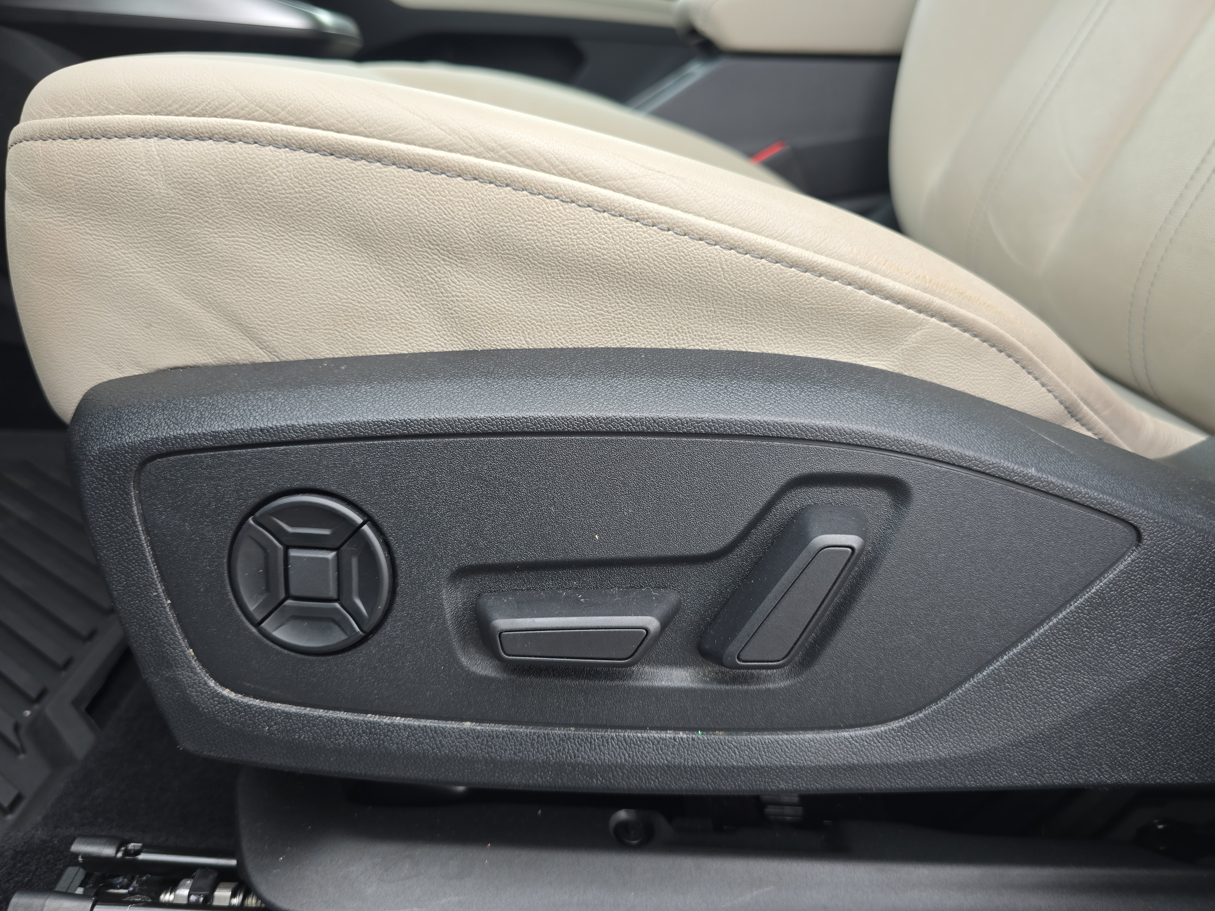 Used 2022 Audi Q4 e-tron Premium Plus AWD/4WD image 29