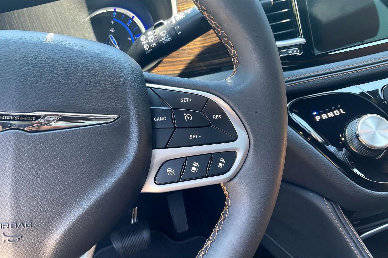 Used 2023 Chrysler Pacifica Pinnacle FWD image 26