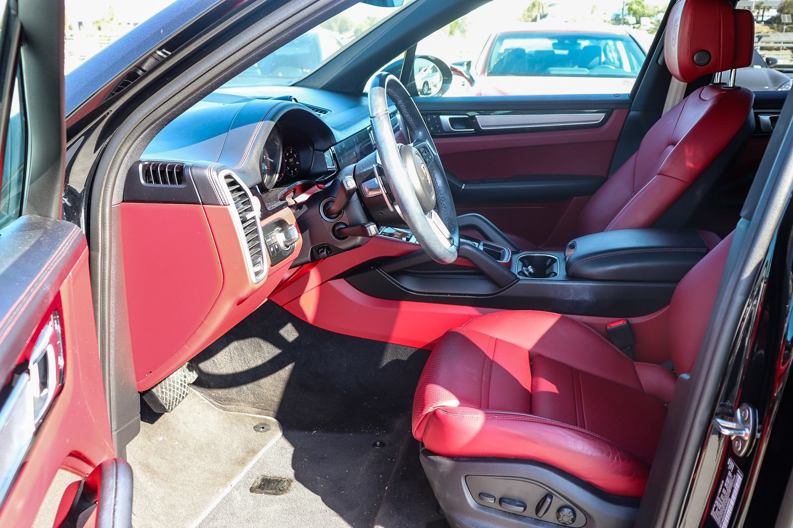 Used 2023 Porsche Cayenne AWD/4WD image 15