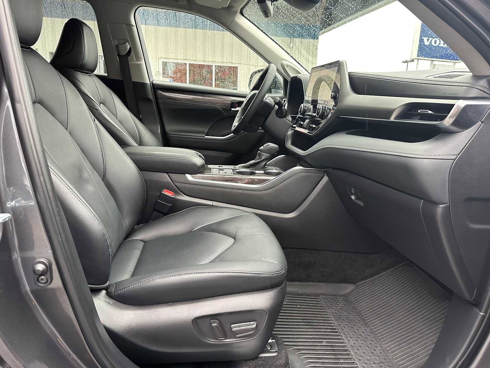 Used 2025 Toyota Highlander Limited image 10