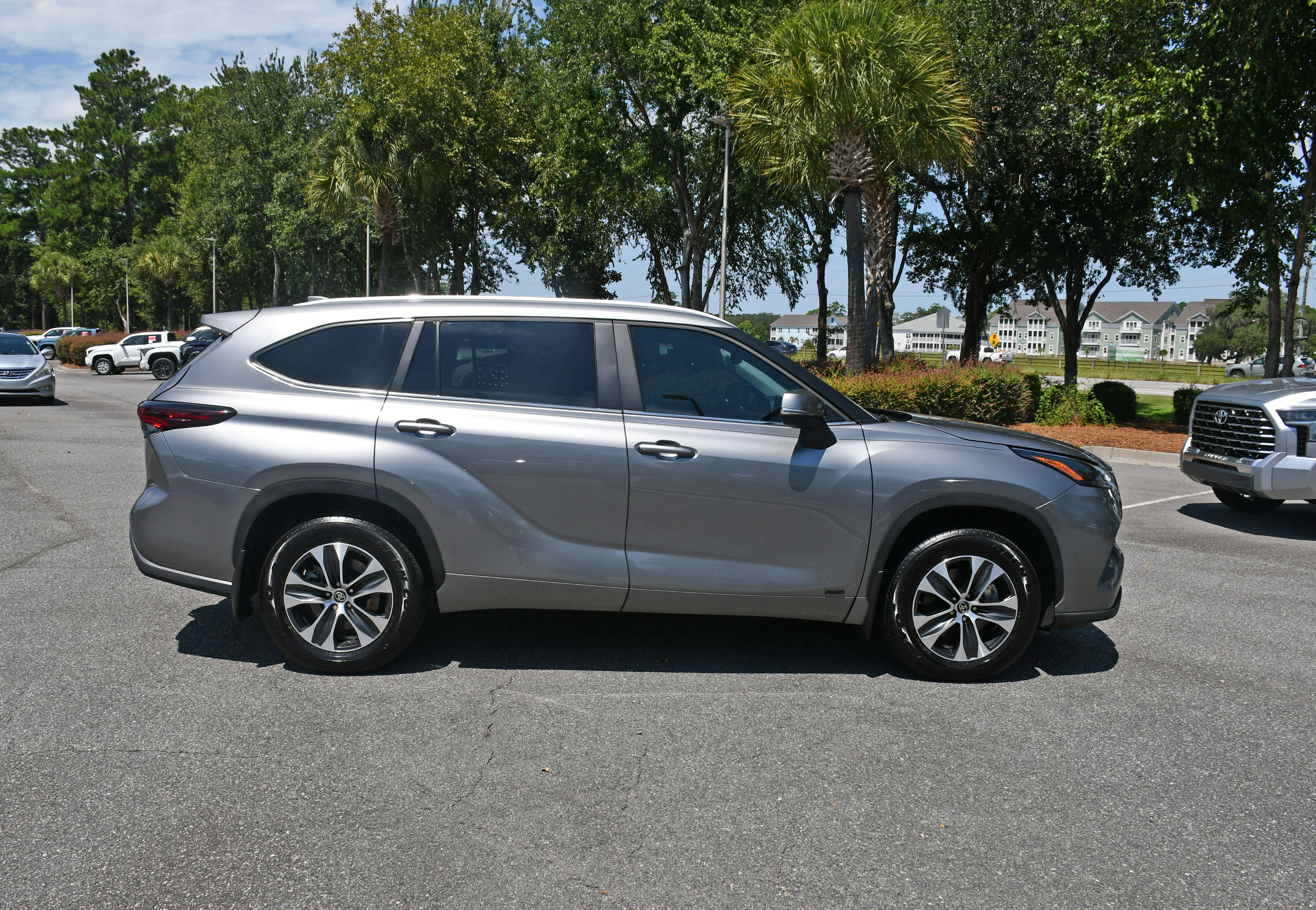 Used 2025 Toyota Highlander XLE AWD/4WD image 5