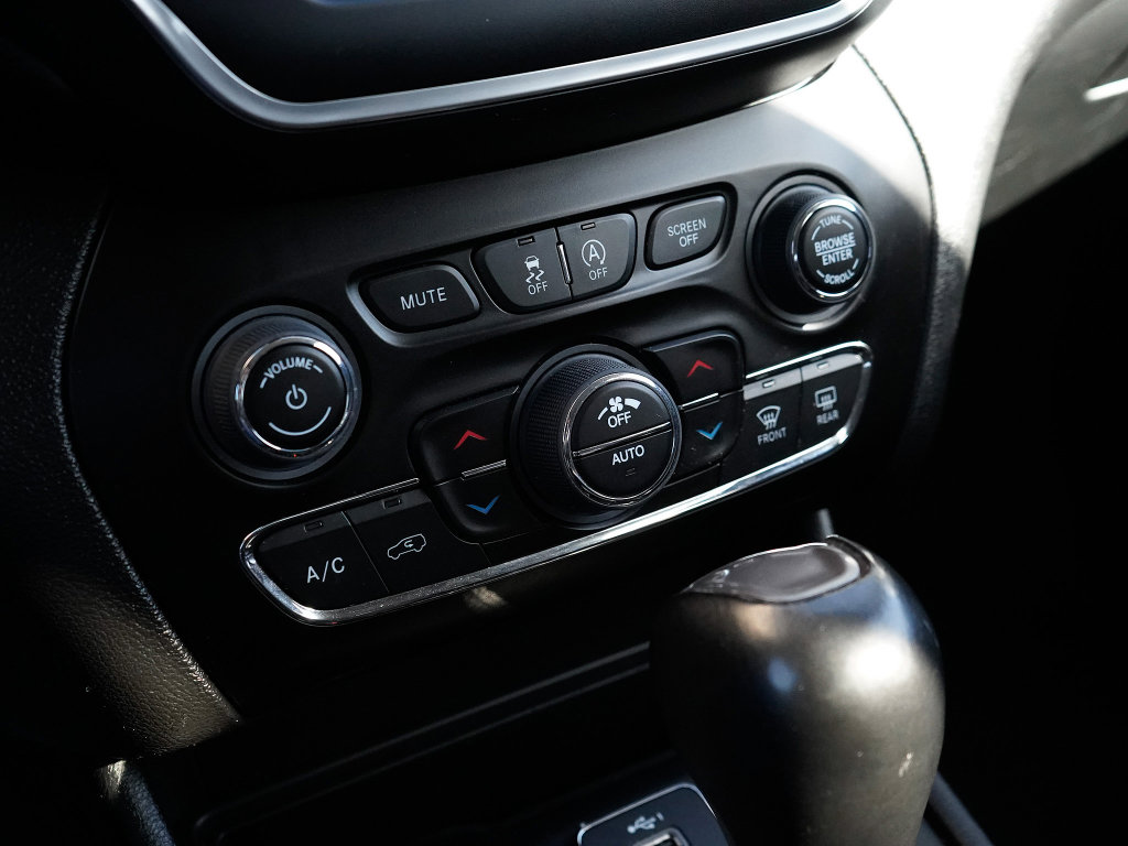 Used 2023 Jeep Cherokee Altitude Lux image 16