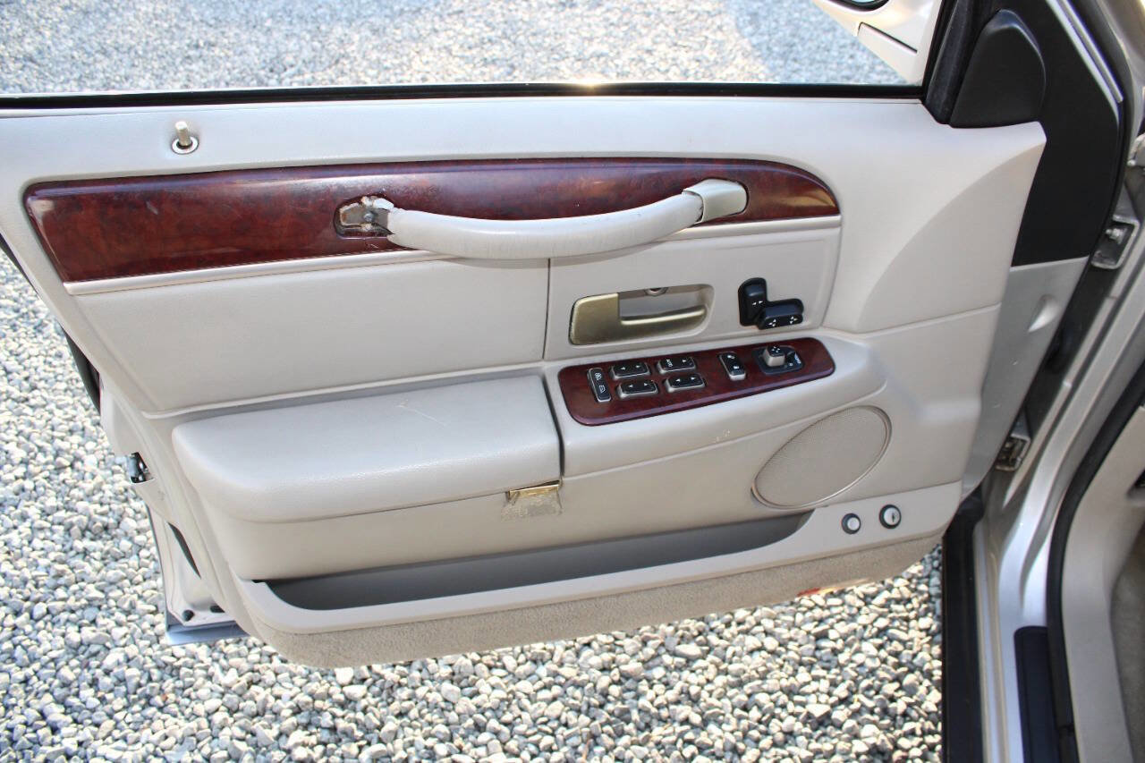 Used 2005 Lincoln Town Car Signature image 18