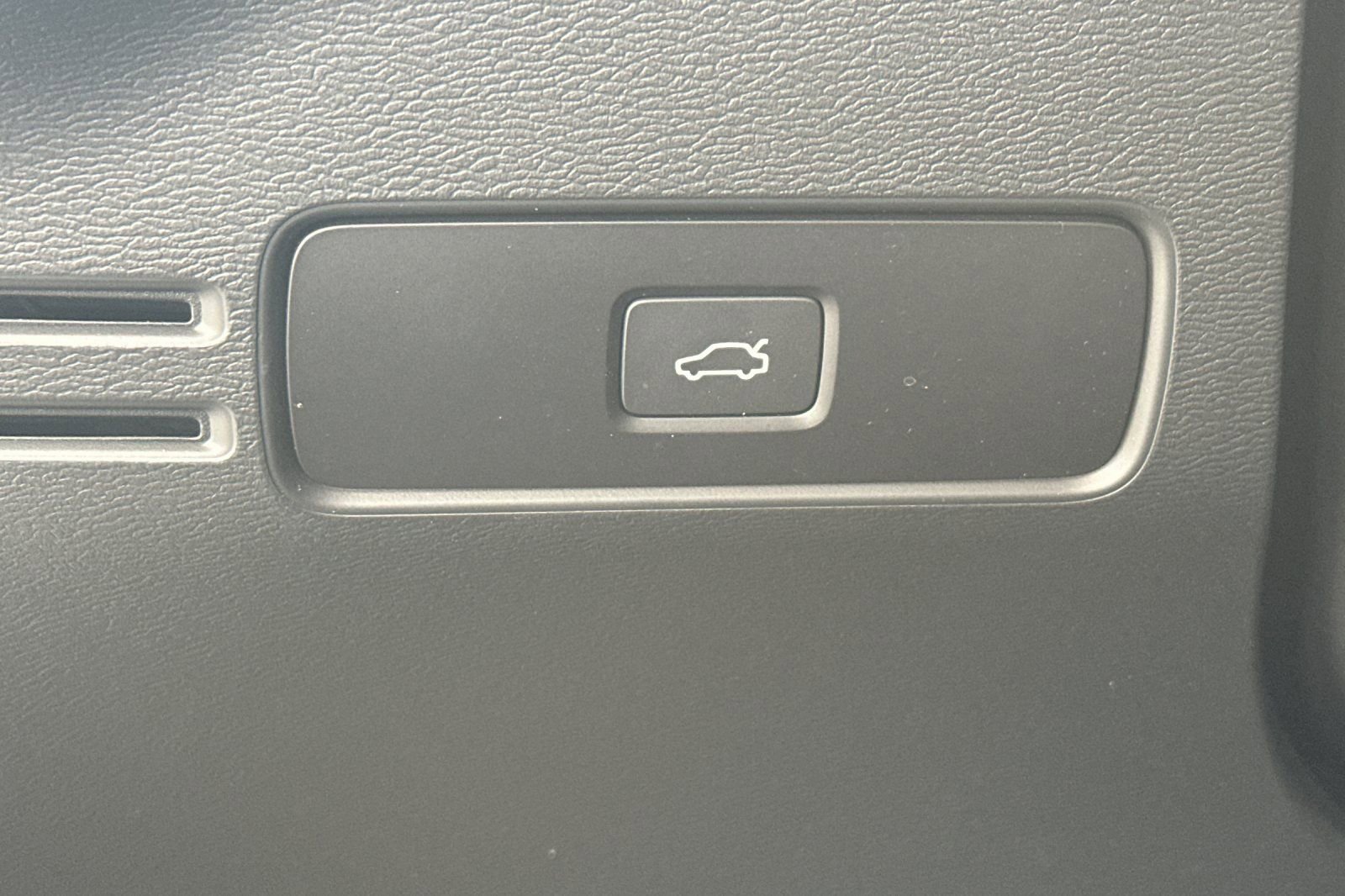 Used 2024 Volvo XC40 Recharge Ultimate w/ Protection Package Premier image 31