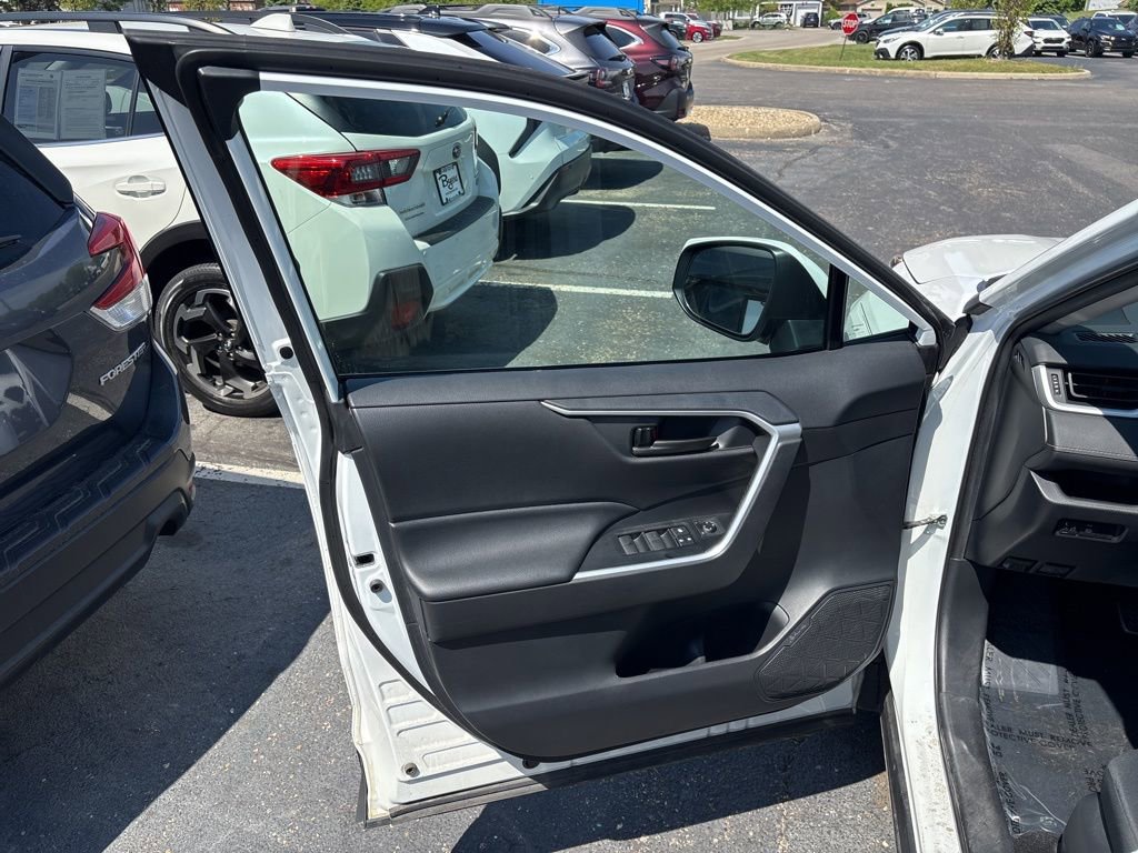 Used 2019 Toyota RAV4 LE w/ All Weather Liner Package AWD/4WD image 18