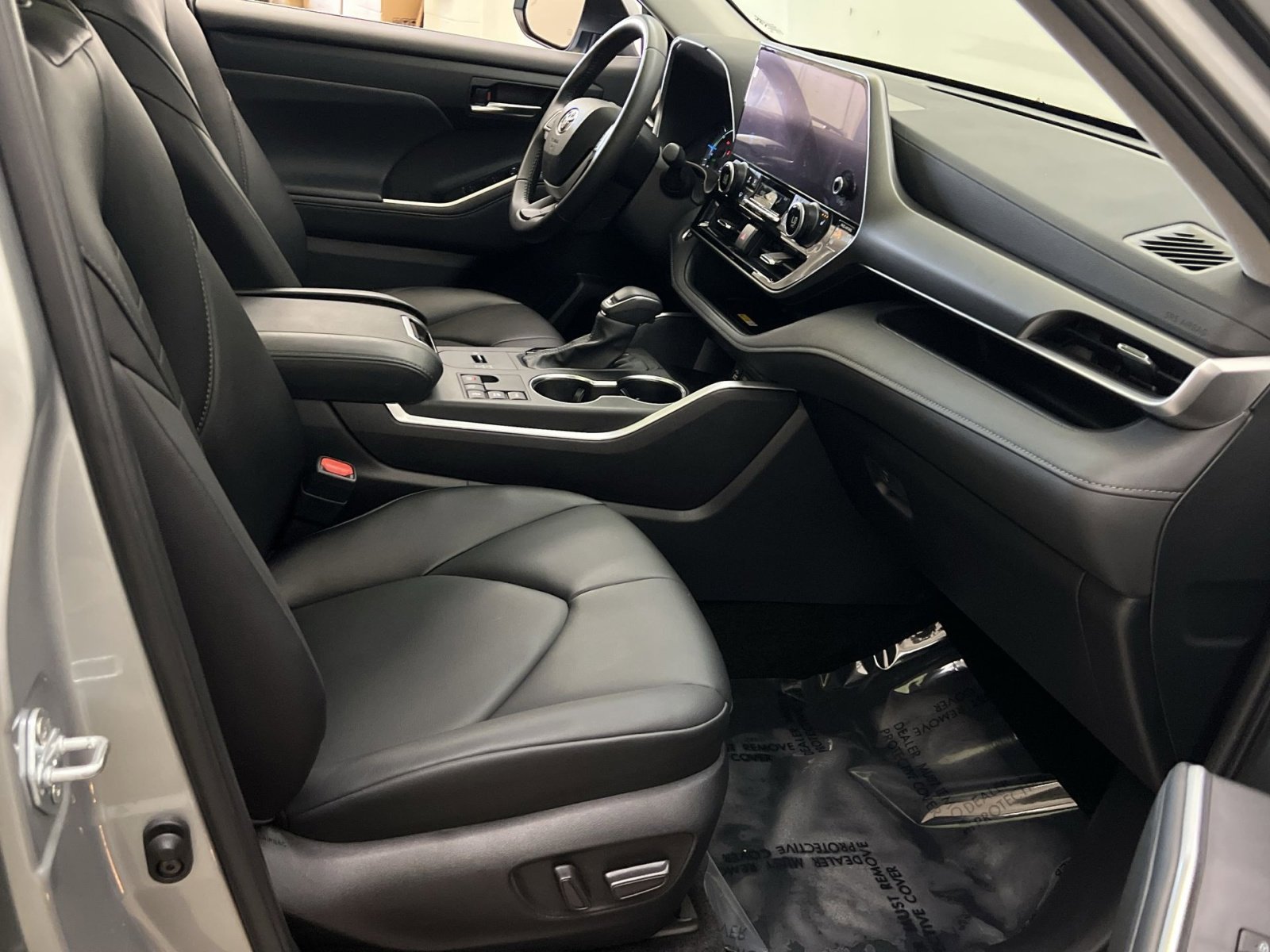 Used 2024 Toyota Highlander XLE AWD/4WD image 27