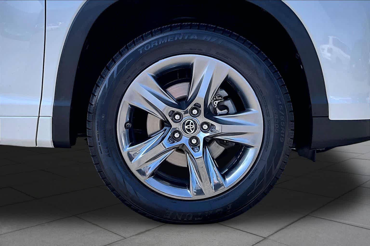Used 2019 Toyota Highlander Limited Platinum FWD image 10