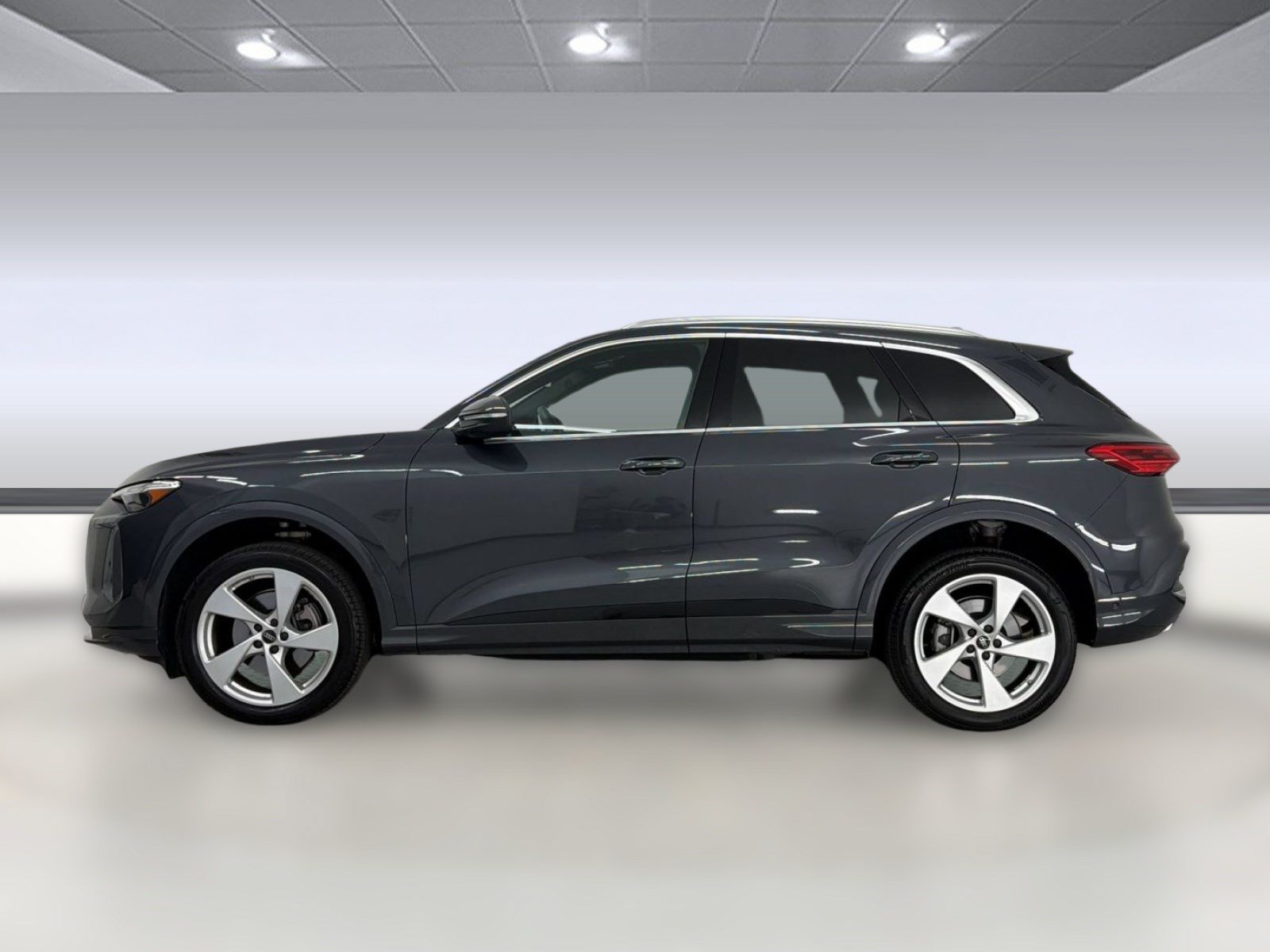 Used 2025 Audi Q5 Premium Plus w/ Premium Plus AWD/4WD image 2