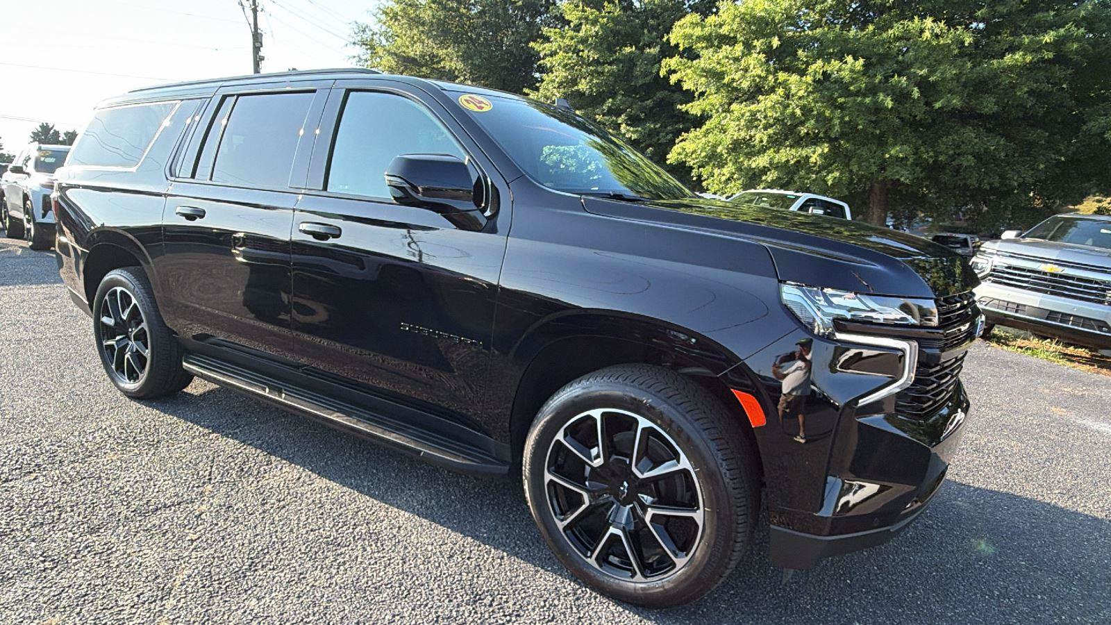 Used 2024 Chevrolet Suburban RST w/ Luxury Package AWD/4WD image 7