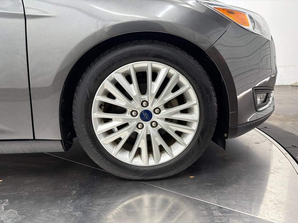 Used 2017 Ford Focus Titanium w/ Titanium Technology Package FWD image 9