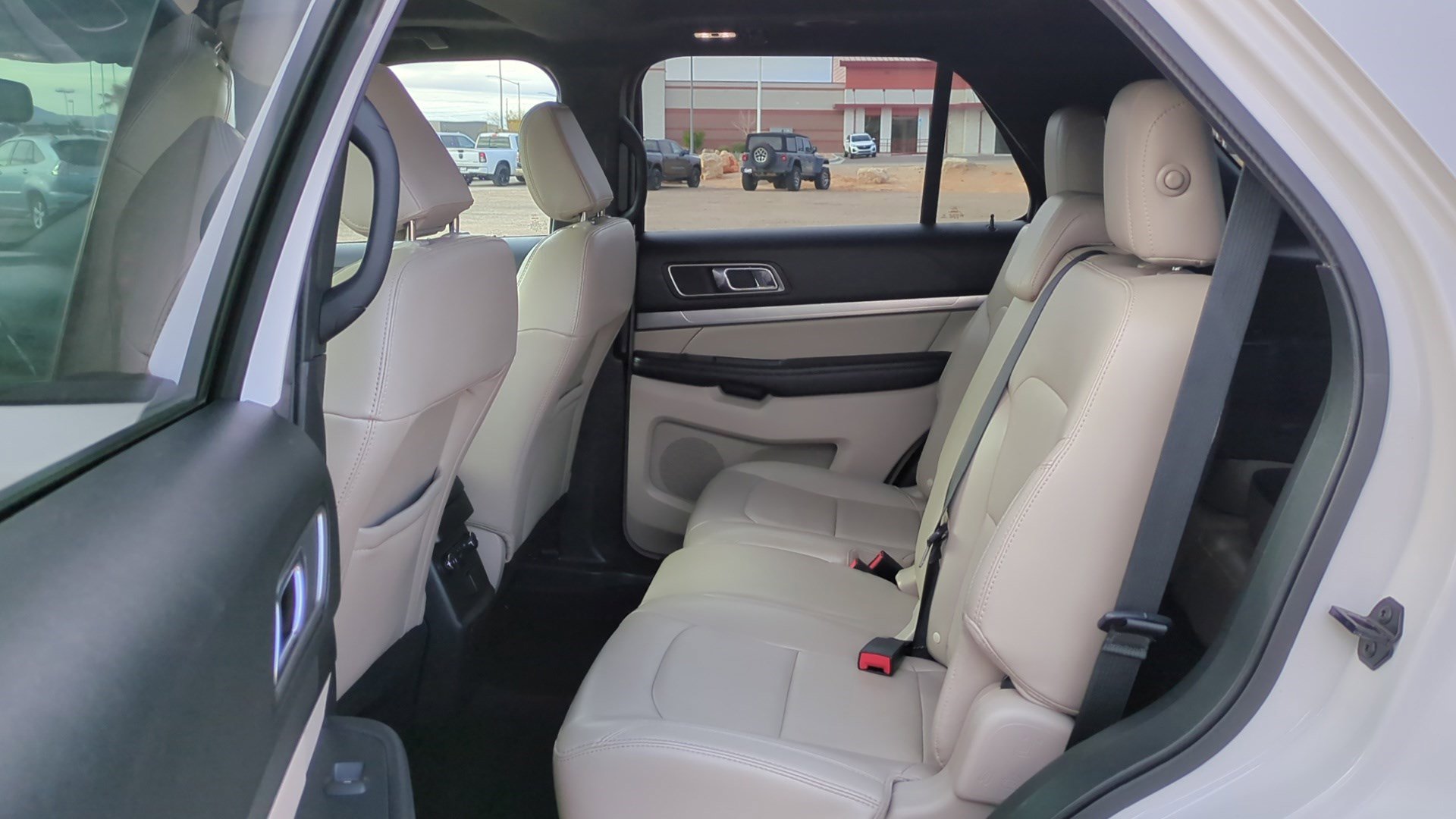 Used 2018 Ford Explorer XLT w/ Equipment Group 202A image 28