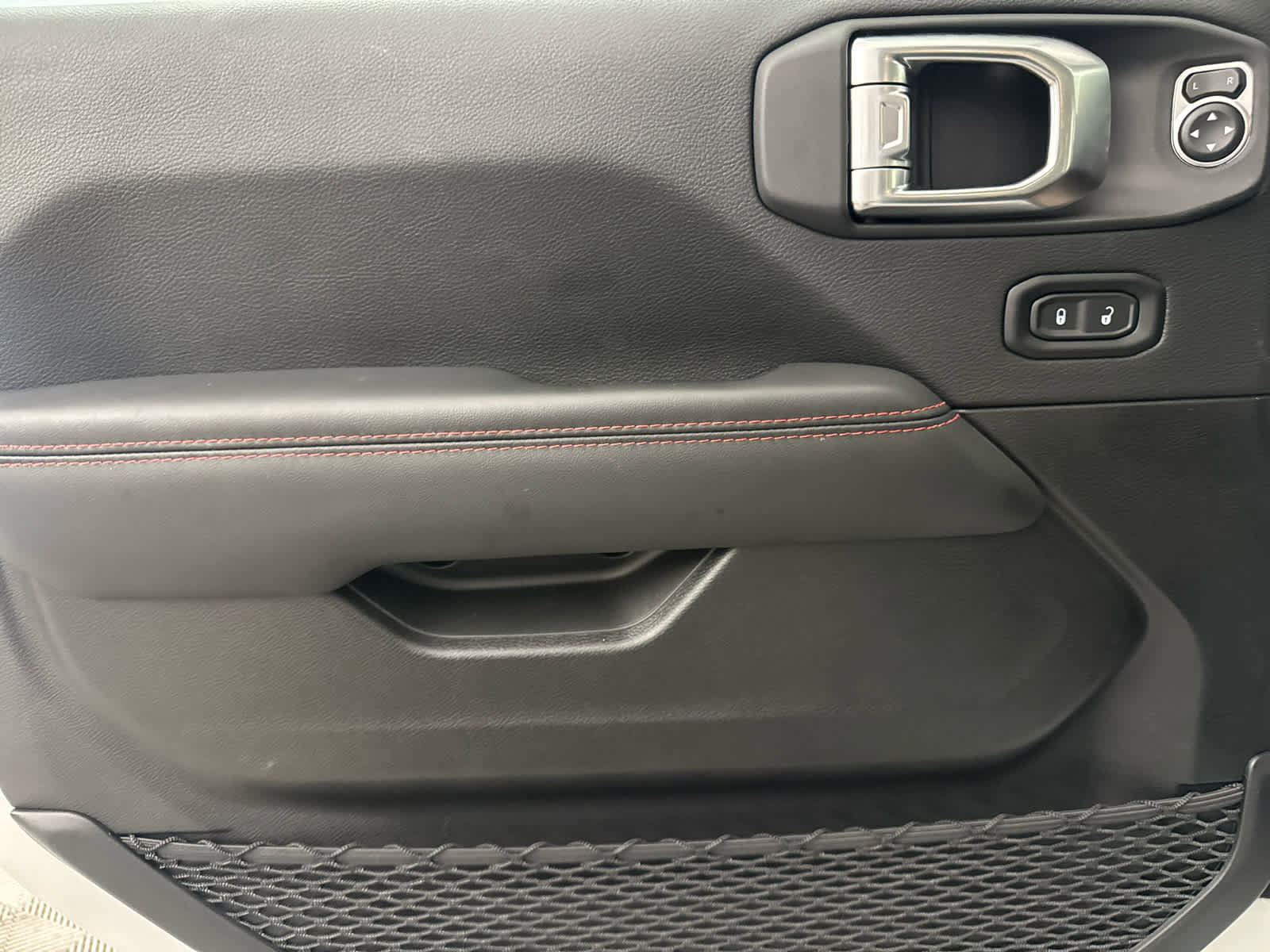 Used 2025 Jeep Wrangler Unlimited Rubicon image 14