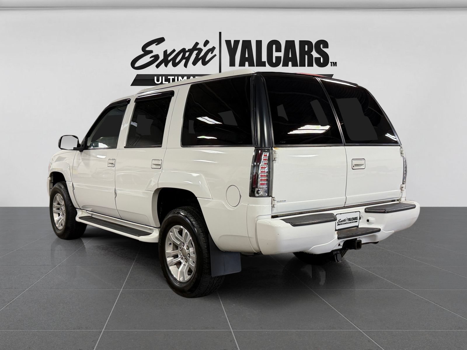Used 2000 Cadillac Escalade 4WD image 3