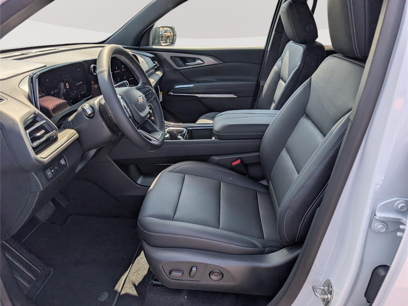 New 2027 Chevrolet Traverse LT w/ Driver Confidence Package FWD image 13