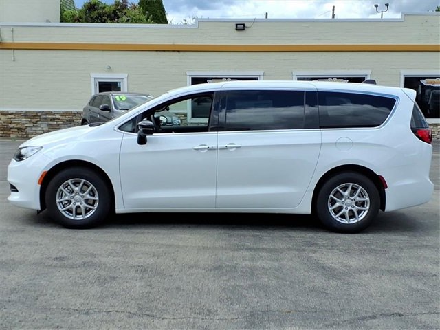 New 2026 Chrysler Voyager LX image 4