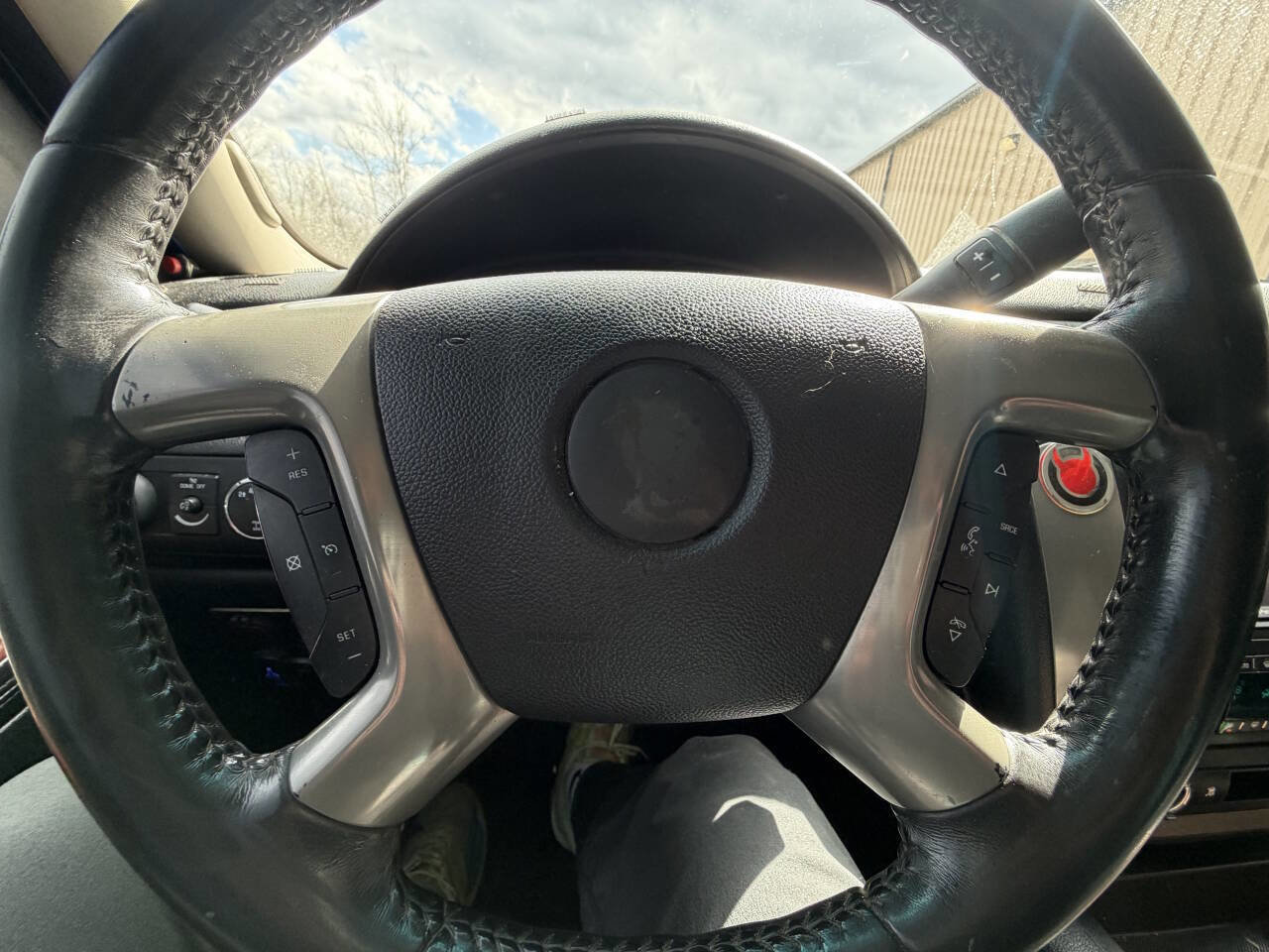 Used 2011 GMC Yukon XL SLE image 31