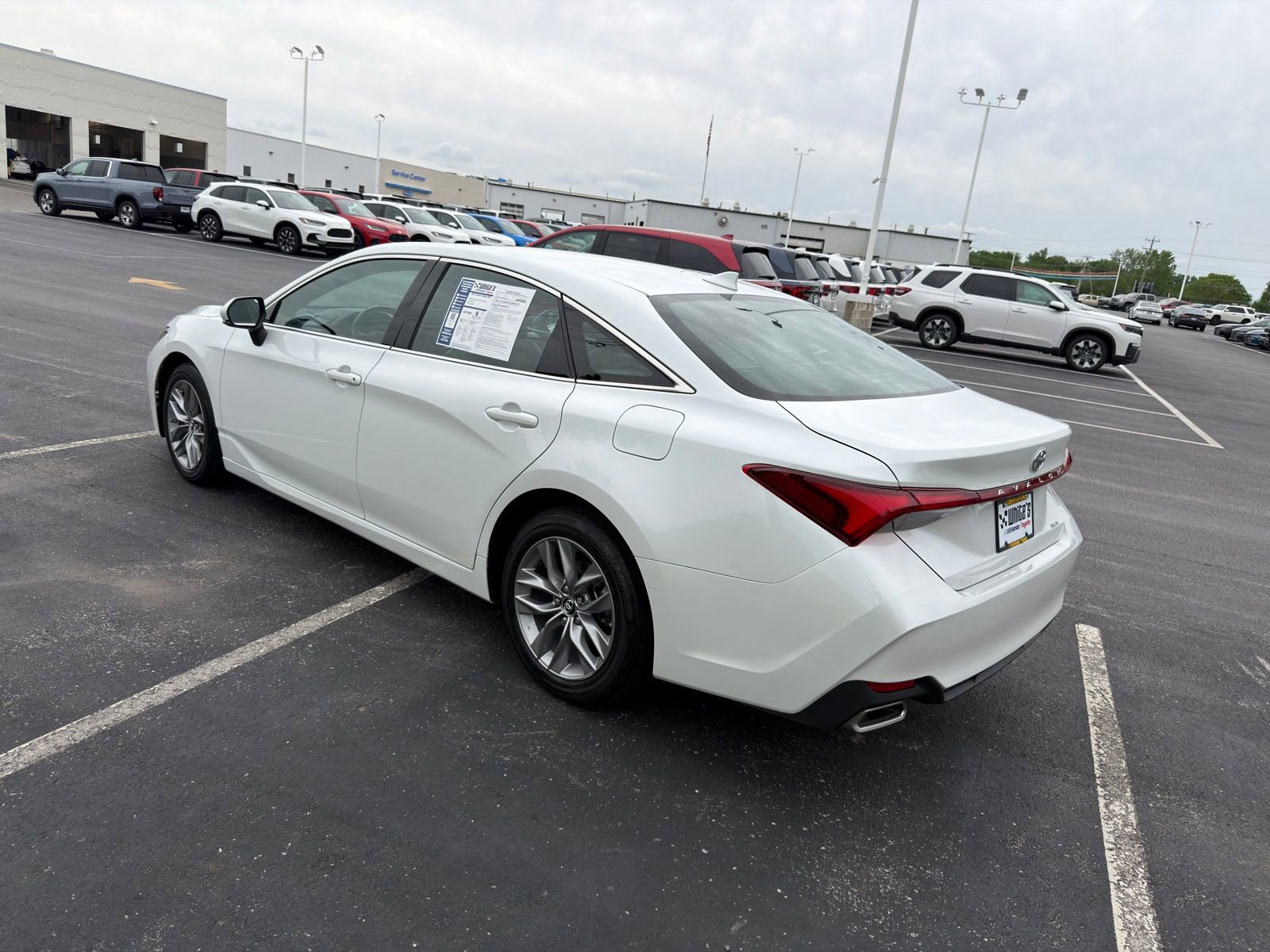 Used 2019 Toyota Avalon XLE w/ Moonroof Package FWD image 4