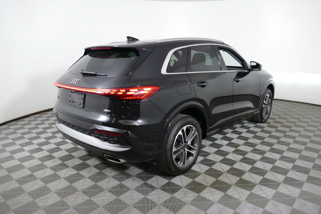 Certified 2025 Audi Q5 Premium w/ Convenience Package AWD/4WD image 3