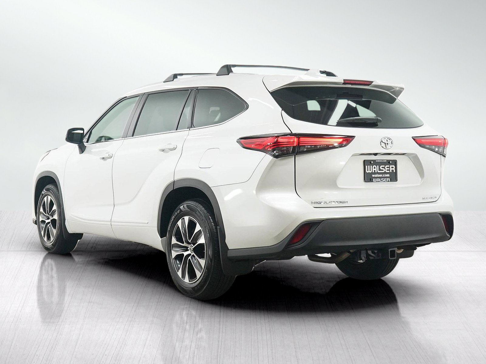 Used 2022 Toyota Highlander XLE AWD/4WD image 3