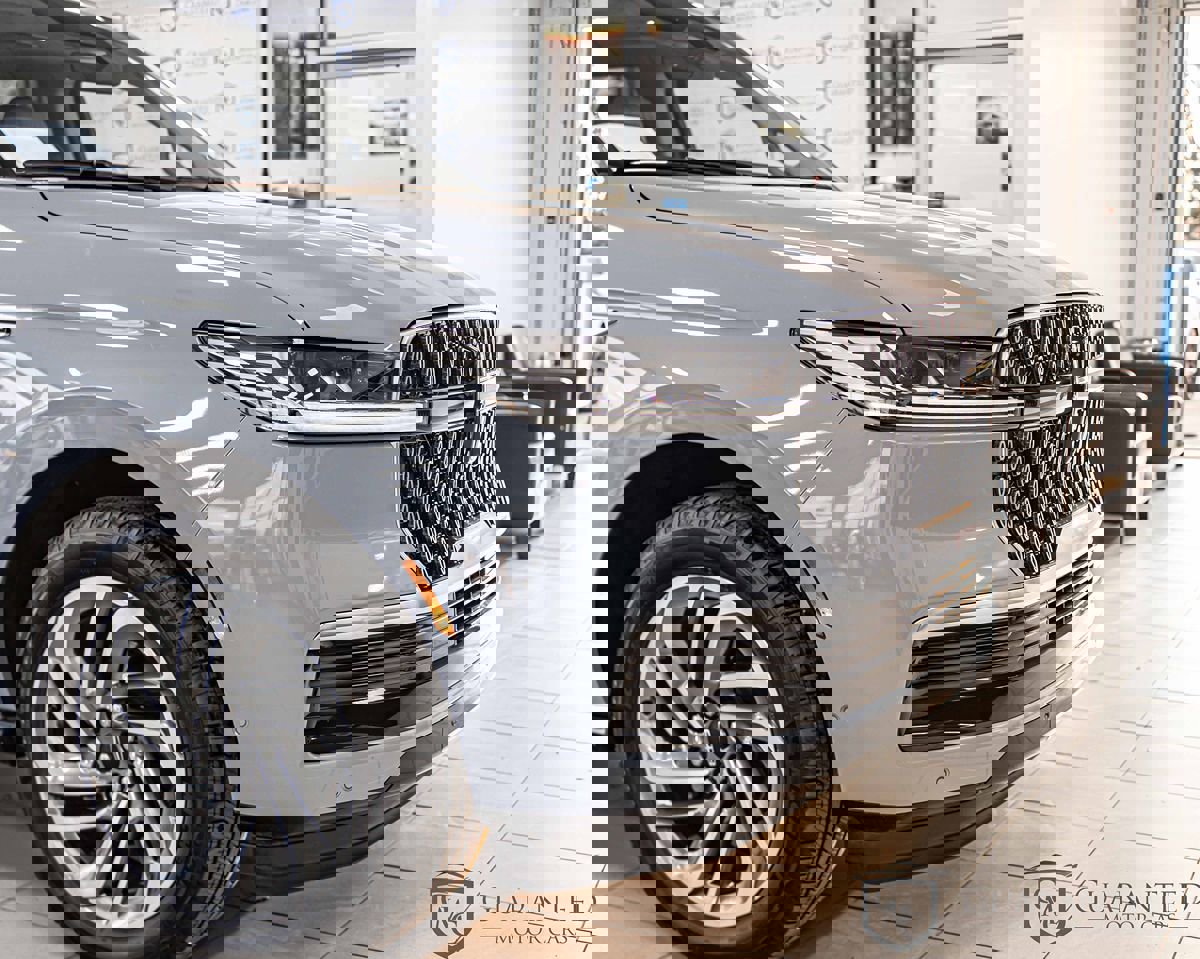 Used 2025 Lincoln Navigator Reserve image 4