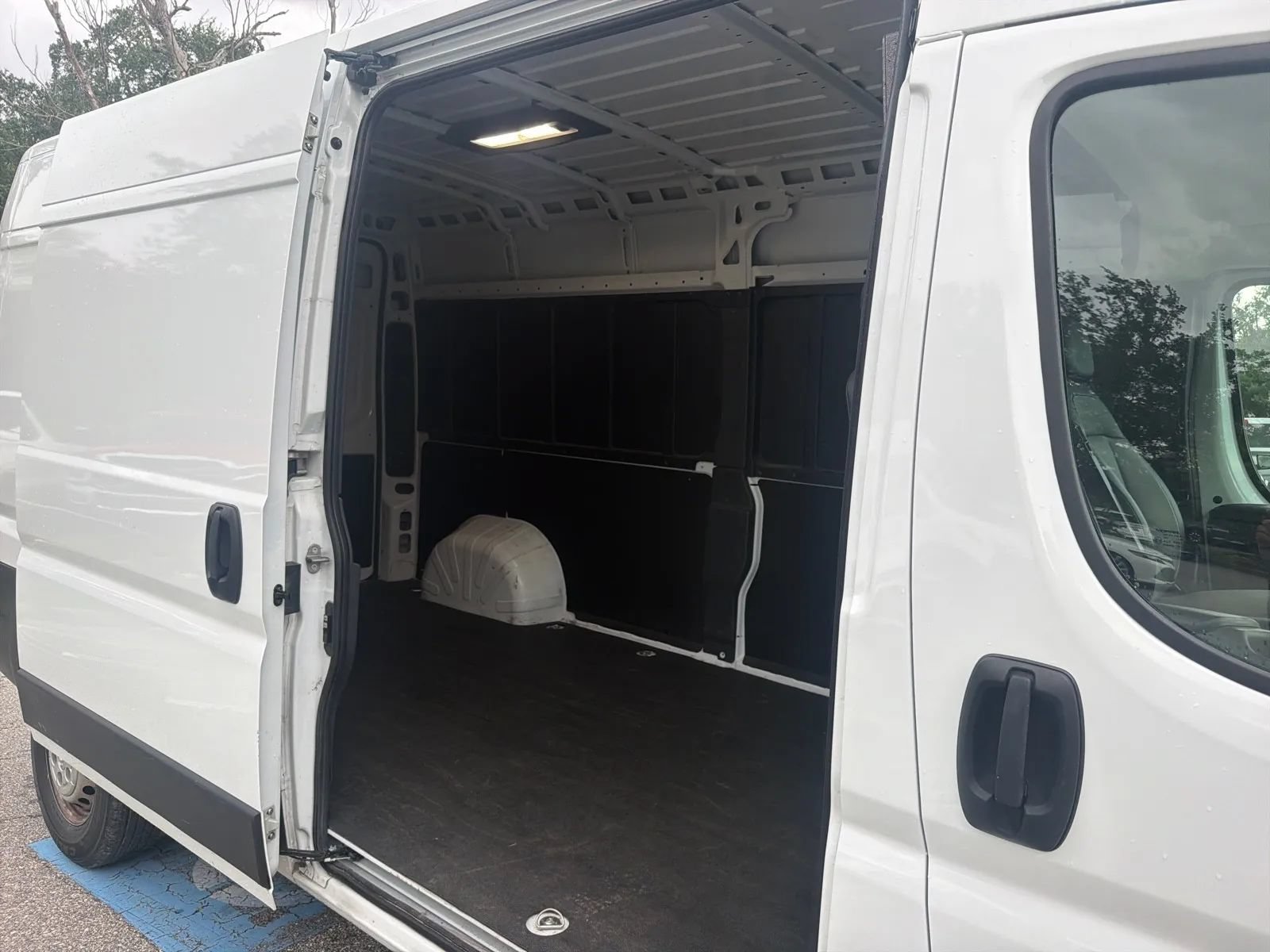 Used 2025 RAM ProMaster 2500 w/ Convenience Group FWD image 16
