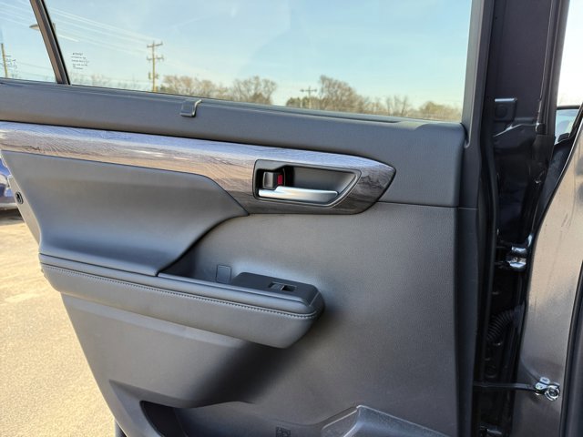 Used 2025 Toyota Highlander Platinum image 30