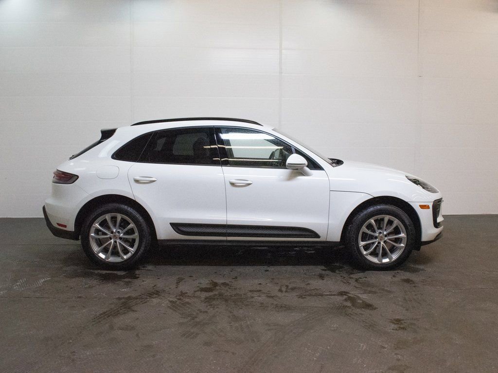 Certified 2025 Porsche Macan image 9