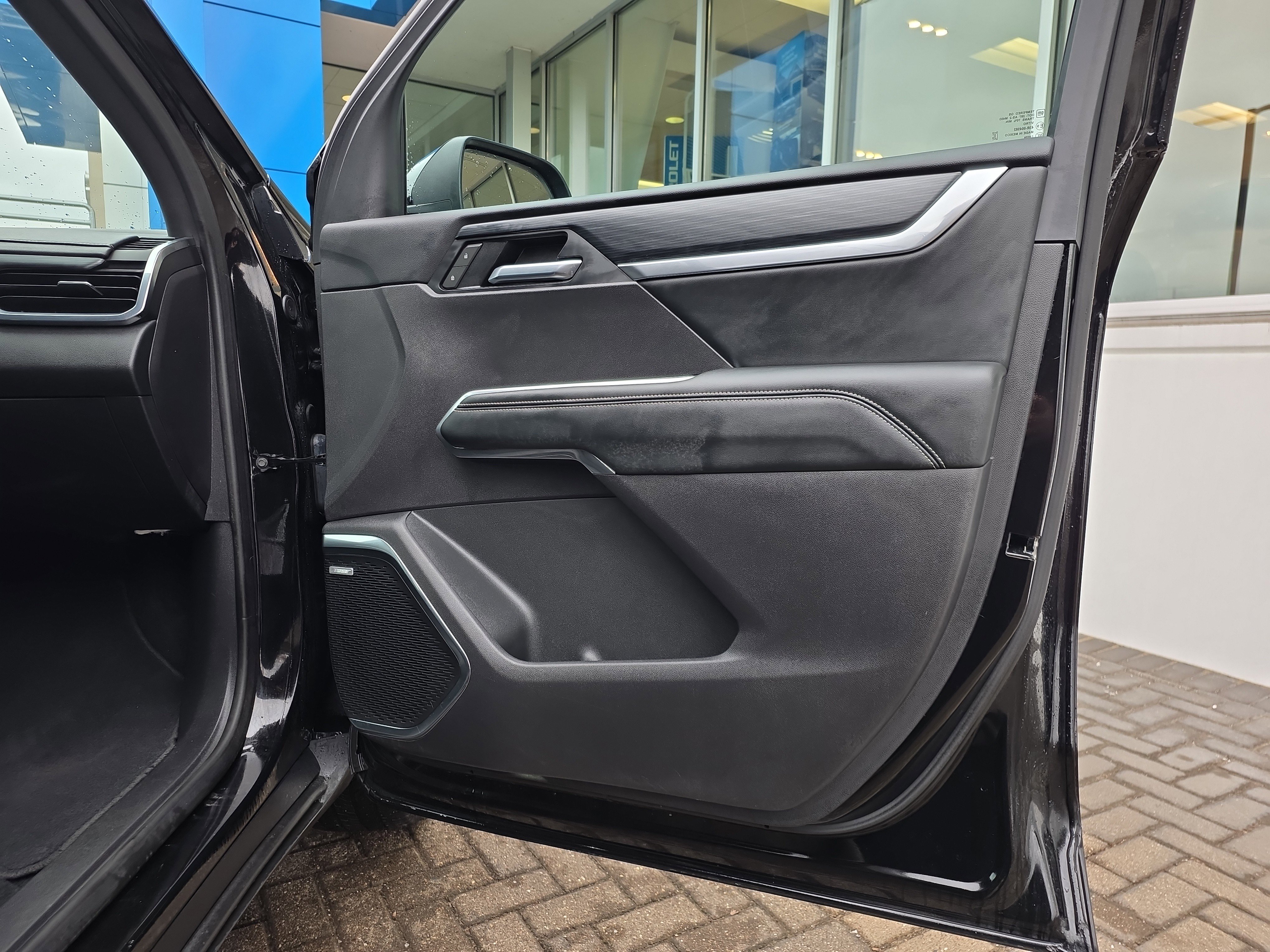 Used 2025 GMC Acadia Elevation image 32