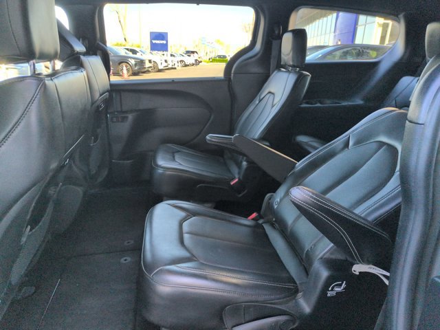 Used 2025 Chrysler Pacifica Select image 17