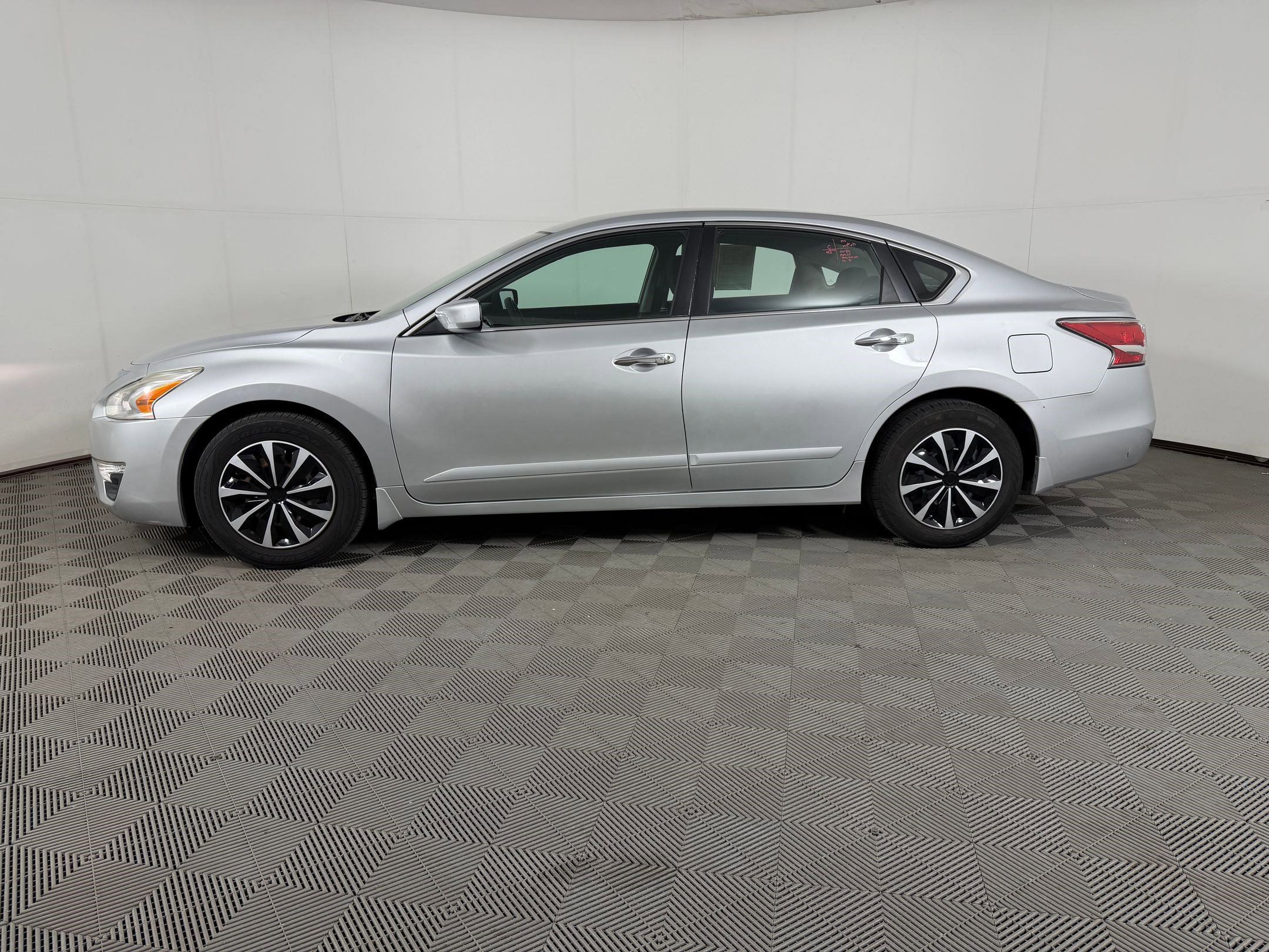 Used 2015 Nissan Altima 2.5 S w/ Power Driver Seat Package FWD image 2