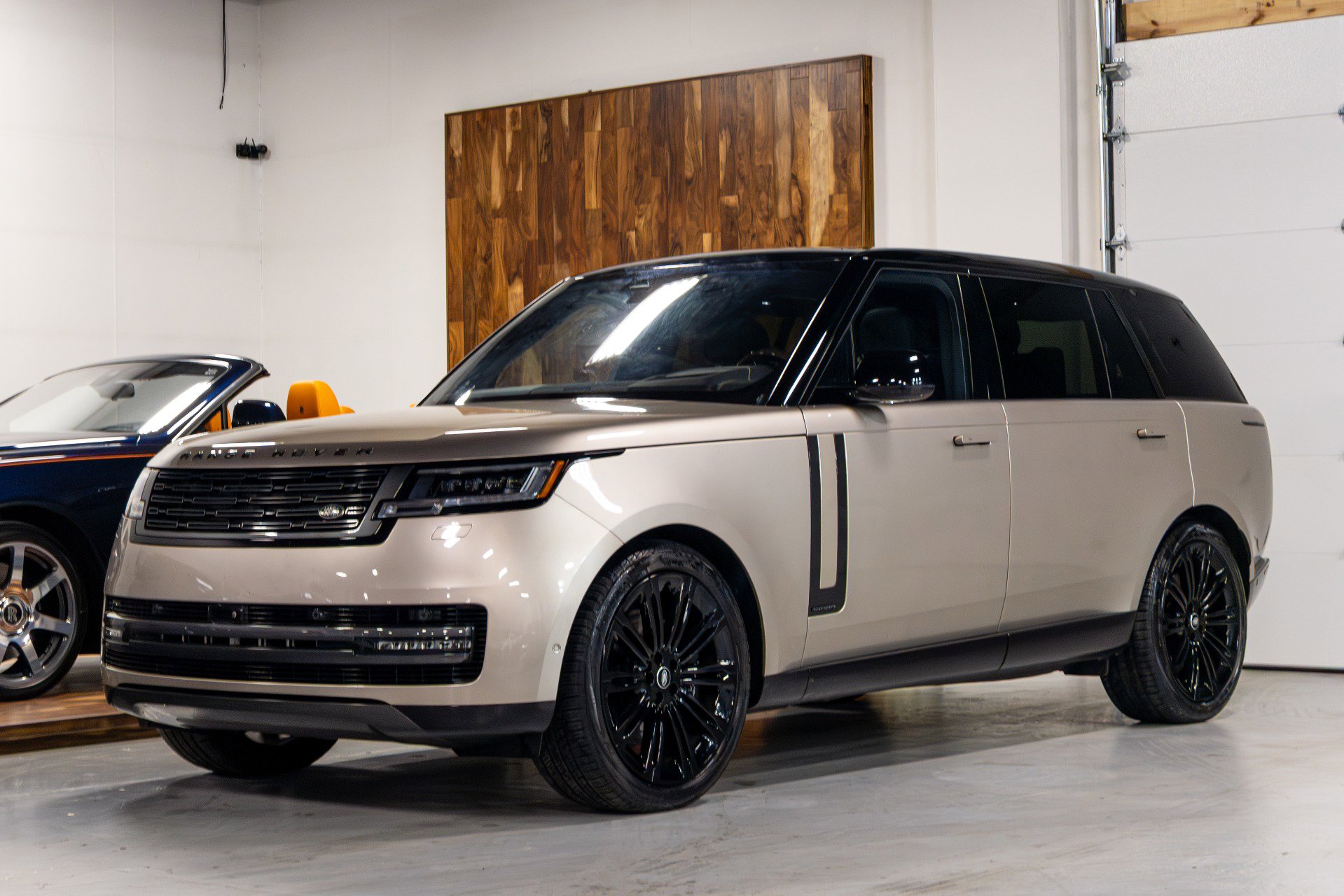 Used 2023 Land Rover Range Rover Long Wheelbase Autobiography image 2