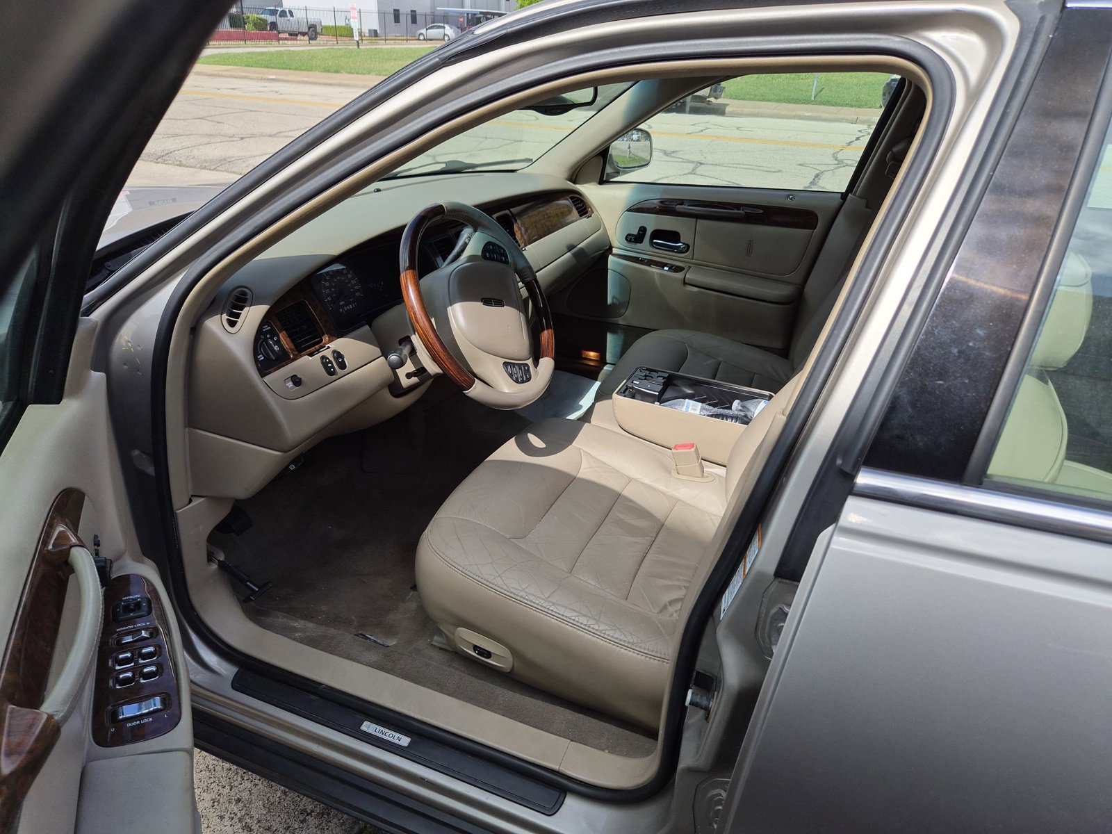 Used 2001 Lincoln Town Car Signature RWD image 5