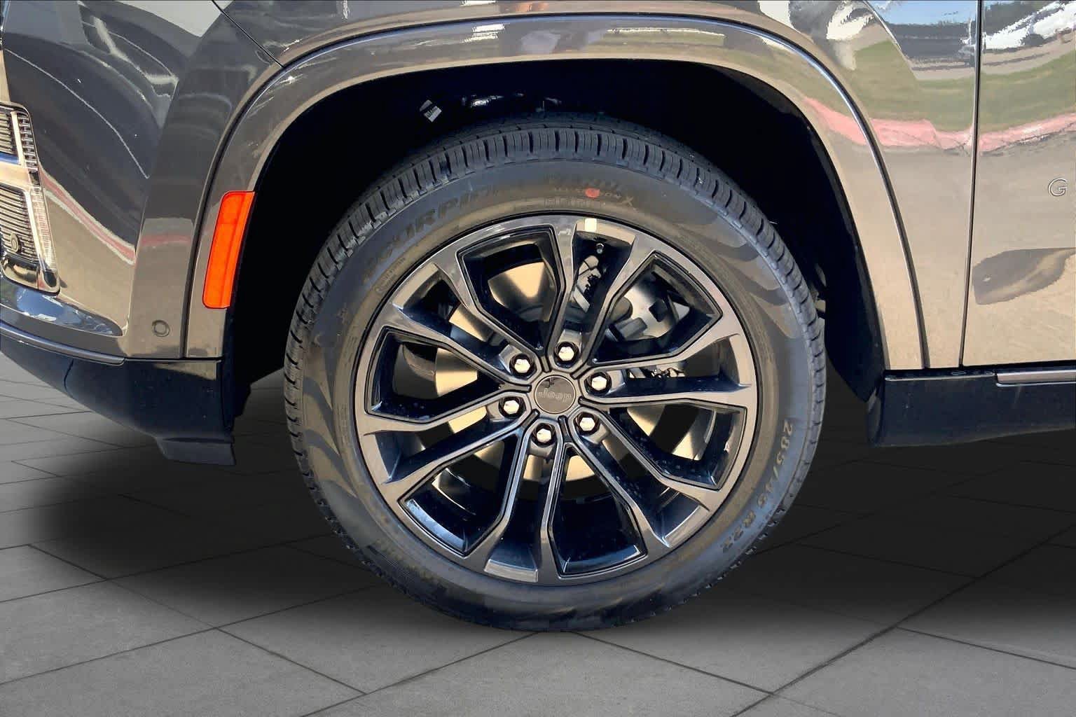 New 2026 Jeep Grand Wagoneer Summit AWD/4WD image 11