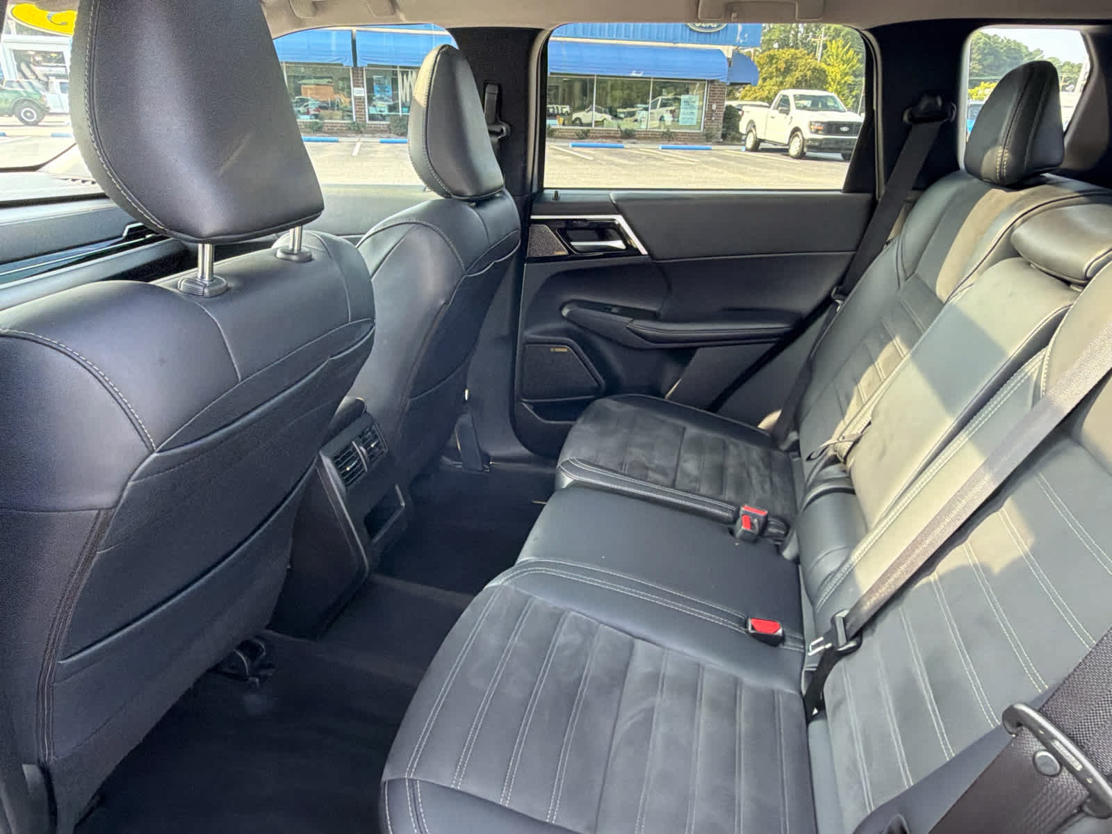 Used 2025 Mitsubishi Outlander SE FWD image 14