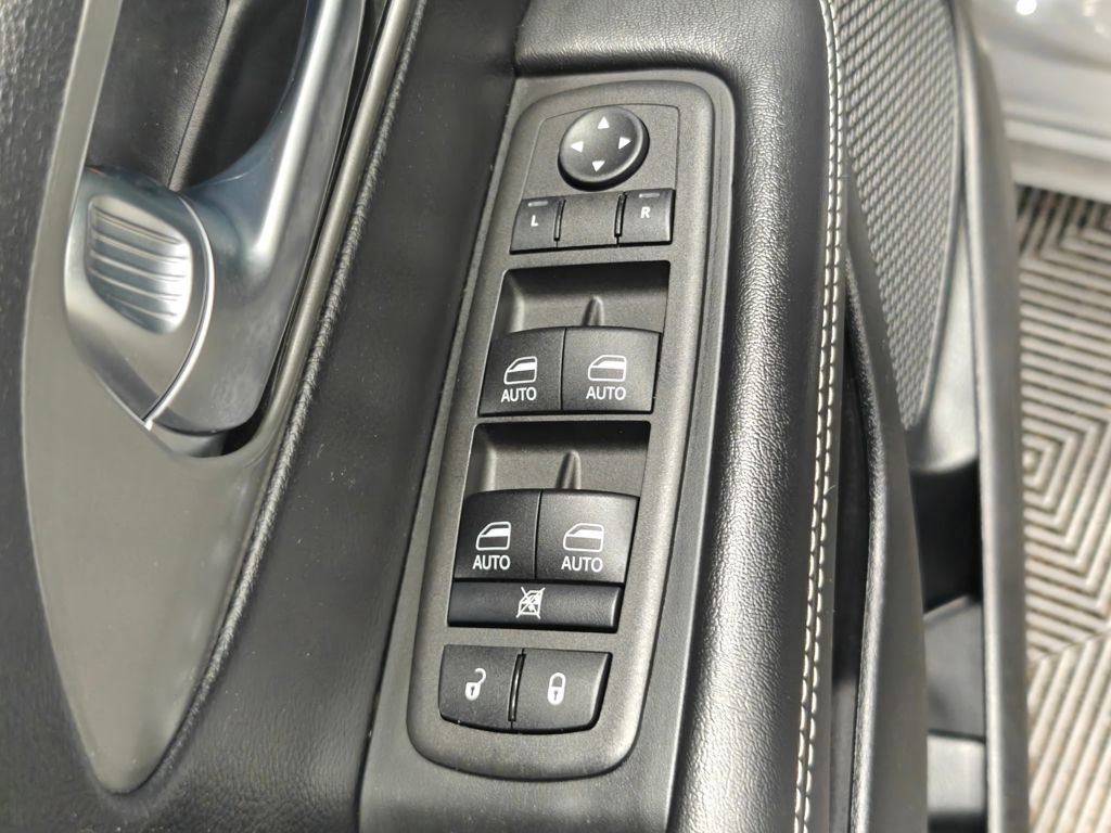 Used 2025 Chrysler Pacifica Select image 55