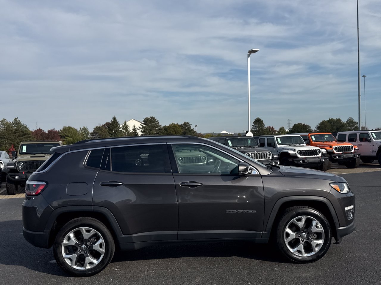 Used 2018 Jeep Compass Limited w/ Navigation Group FWD image 2