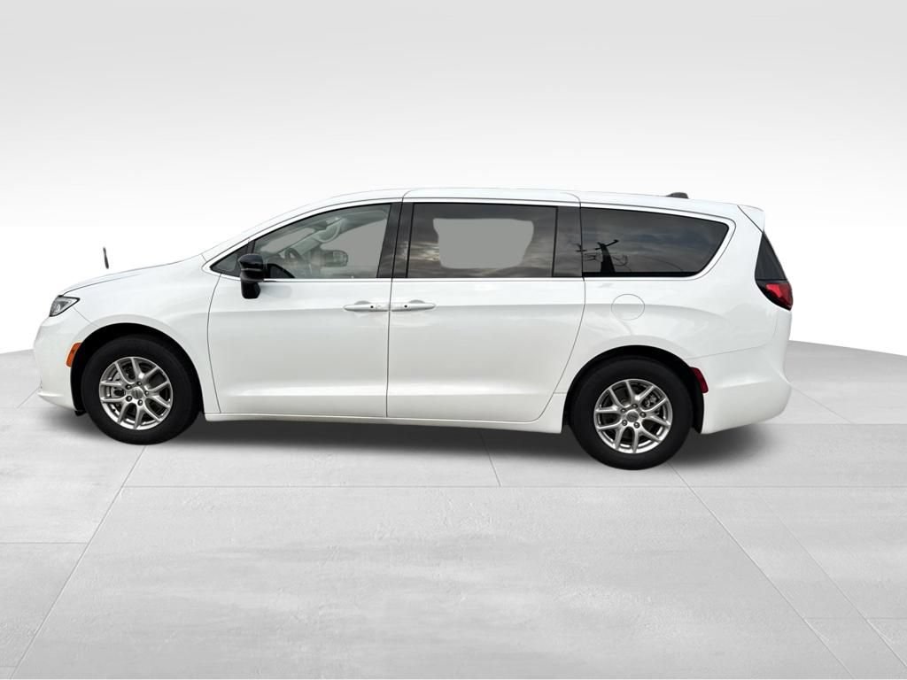 Used 2024 Chrysler Pacifica Touring-L FWD image 12