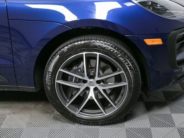 Certified 2025 Porsche Macan AWD image 40