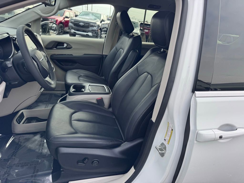 Used 2024 Chrysler Pacifica Select FWD image 19