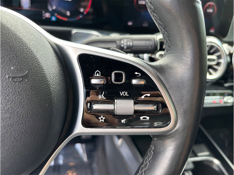 Used 2020 Mercedes-Benz GLB 250 4MATIC w/ Premium Package image 25