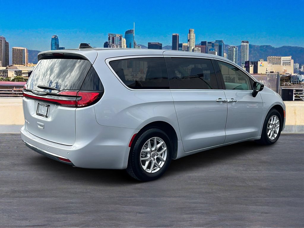 Used 2024 Chrysler Pacifica Touring-L FWD image 4