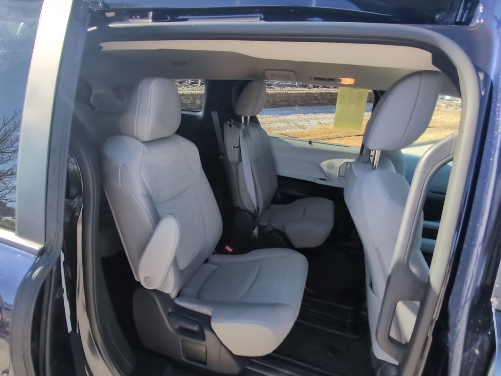 Used 2025 Toyota Sienna LE image 28
