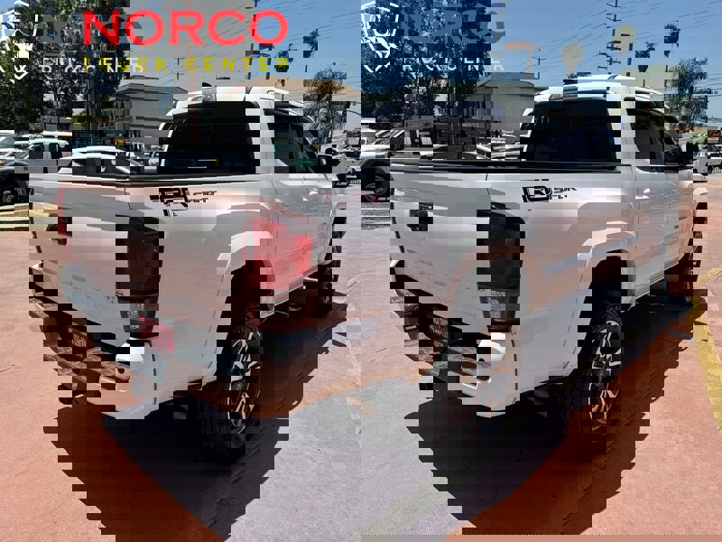 Used 2018 Toyota Tacoma TRD Sport w/ Technology Package image 9