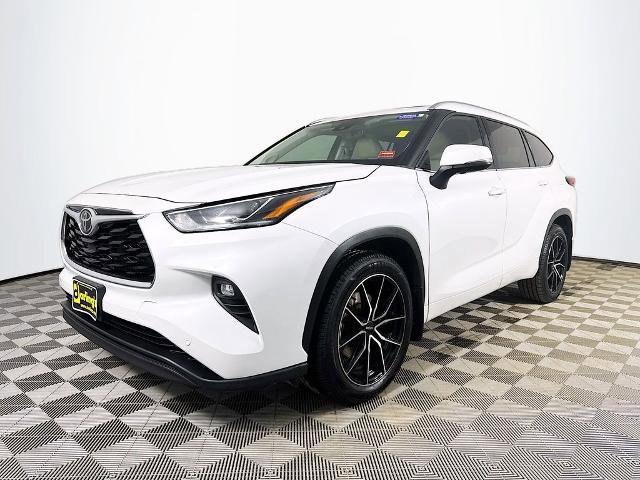 Used 2022 Toyota Highlander Limited image 3