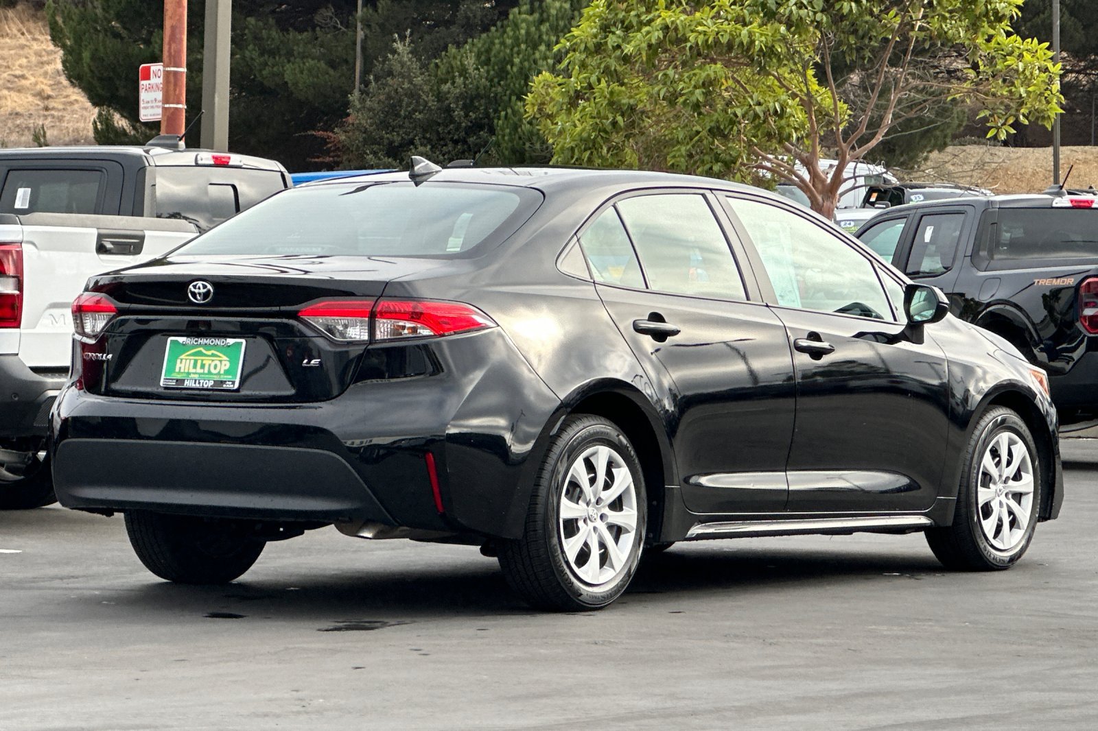 Used 2025 Toyota Corolla LE FWD image 4