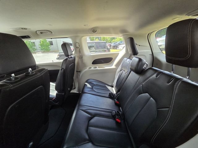 Used 2024 Chrysler Pacifica Touring-L FWD image 6