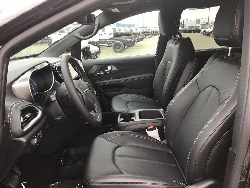 New 2026 Chrysler Pacifica Select image 12