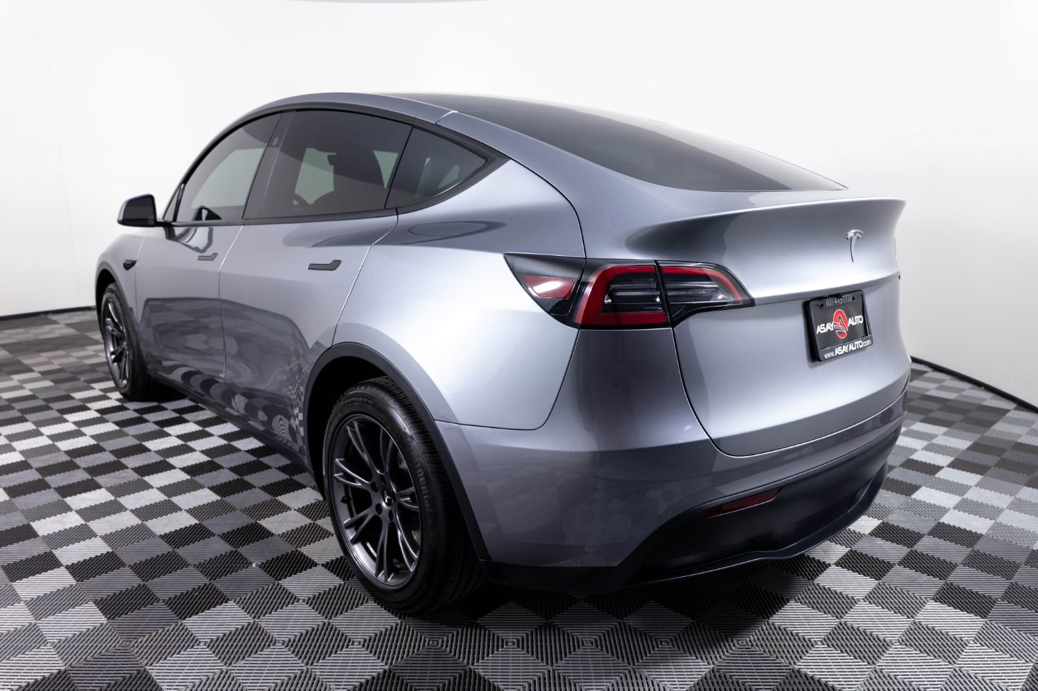 Used 2025 Tesla Model Y Long Range RWD image 4