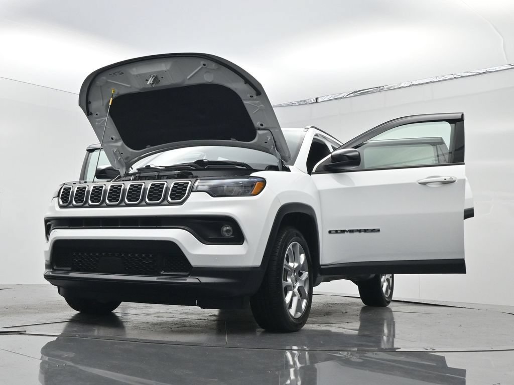 Used 2024 Jeep Compass Latitude AWD/4WD image 30